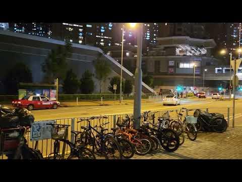 晚上彩明苑停車場呢個路口，好多車違例右轉!