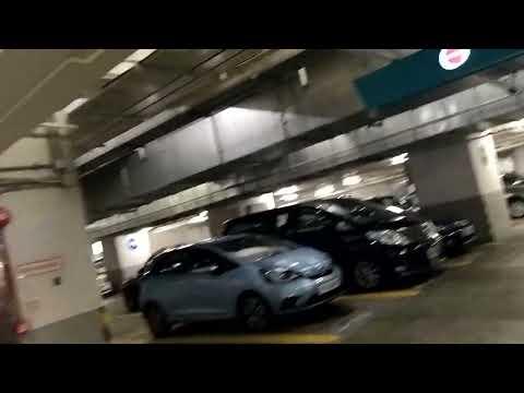 元朗形點Yoho Mall 2 停車場3樓1個右轉2個小心行人車輛8公里小時左轉不准駛入燈