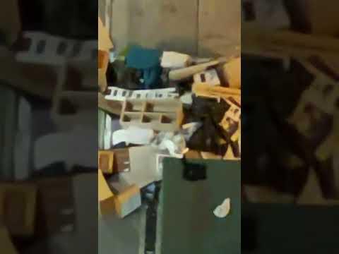 沙田水泉澳邨河泉樓後門停車場變了大型垃圾場居民多次房屋處投訴都冇人理原因這是房屋處批準其他居民胡亂棄置在這里住在河泉樓的居民真是有苦自己知投訴無門