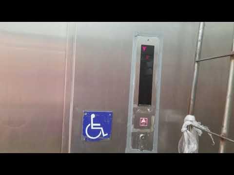 屯門巴黎．倫敦．紐約戲院購物中心停車場東洋升降機