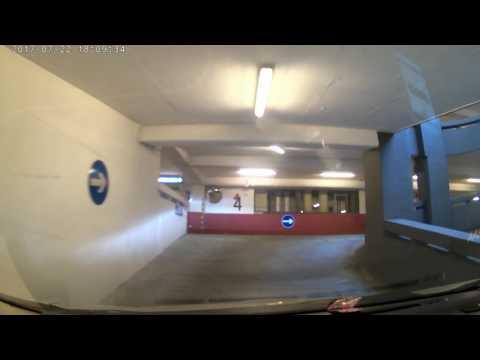 鷹君中心停車場（入）