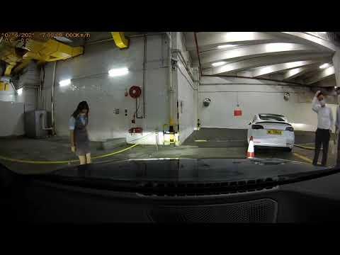 車CAM直擊 - (意外後現場) 新達廣場停車場內不受控制的電車， 出閘橫掃千軍，好在無人受傷。