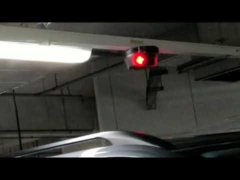 鑽石山荷里活廣場地庫1停車場1個右轉不准駛入壞燈Windy大風牌掛牆密網牛角扇3個Wington榮通掛牆密網牛角扇10公里小時