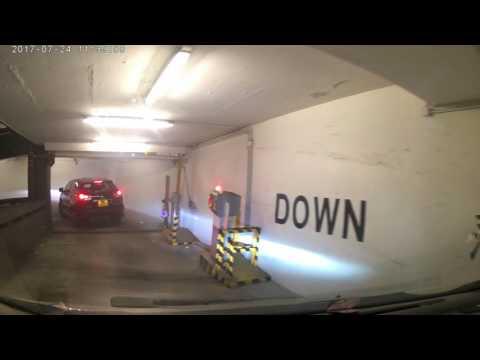 鷹君中心停車場（出）