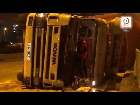 貨櫃車永得利廣場外避狗翻側　司機被困