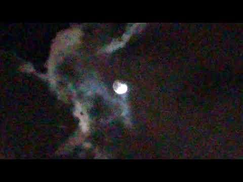 於佐敦區柯士甸道的九龍公園之露天停車場的迴旋處 ， 拍攝天空上一幕 ( 烏雲蔽月 ) 。 VID 20170908 212957