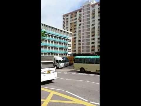 新界專線小巴90M竟然駛入荔景邨停車場內, 原來司機去咗.......