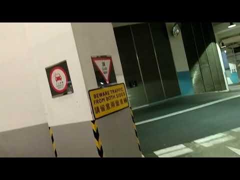 元朗形點Yoho Mall 2 停車場3樓KDK掛牆扇停車標誌上面中文下面英文Stop sign左轉右轉讓路標誌Give Way sign中文上面英文下面2個行人標誌