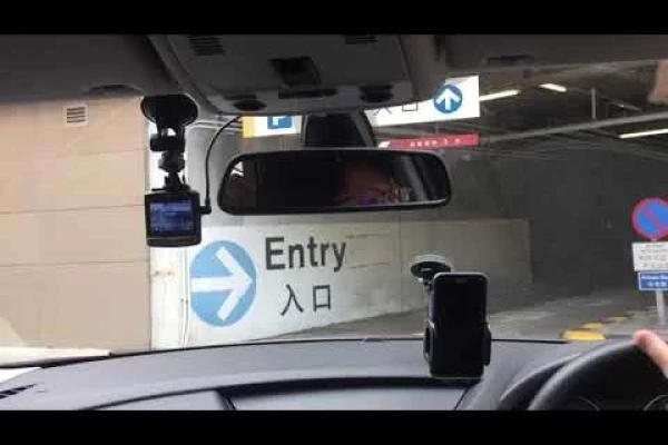 筲箕灣區：峻峰花園停車場（入）