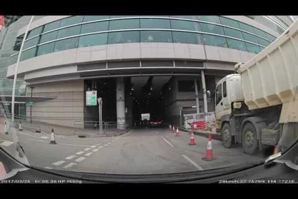 香港泊車好去處 - 香港會議展覽中心新翼(博覽道)停車場 (入)