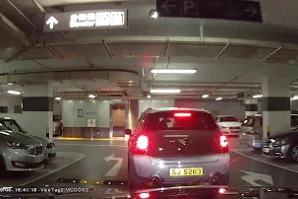 停車場介紹: 長江集團中心 (入)