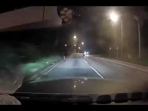 車cam特警夜晚黑衫黑褲公路踩單車,差啲被撞親
