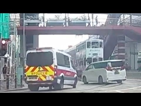 車CAM直擊 - 警車及時出現😁 中港七人車大地任佢行